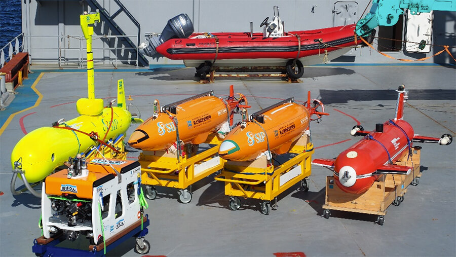図1　海技研で技術開発・運用中のAUVとASV（写真右から航行型AUV2, 3, 4号機と半没水型ASV、前列はホバリング型AUV“ほばりん”）