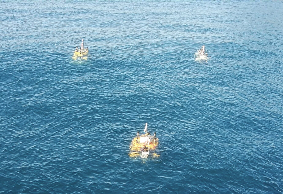 図5 三台のAUVによる海域試験の様子