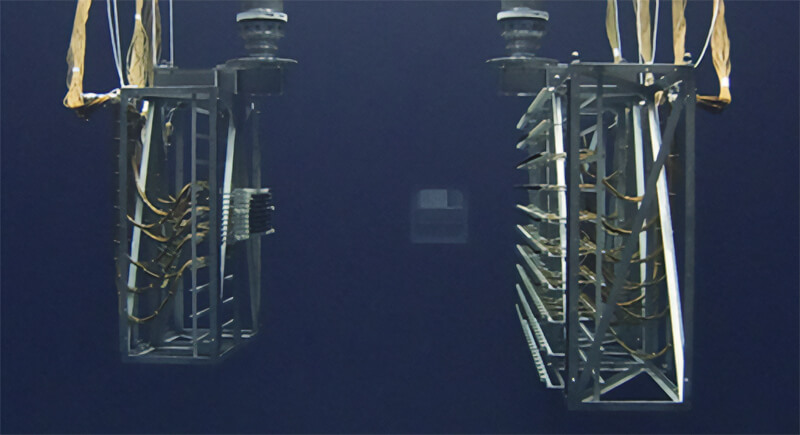 図４　音響模擬用の音響アレイ（左側）右側のアレイは水中無人機の音響センサの代わり