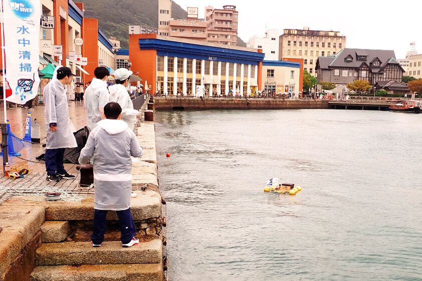 図7　門司港レトロにて海洋ごみを運搬する学生たち（2023年）